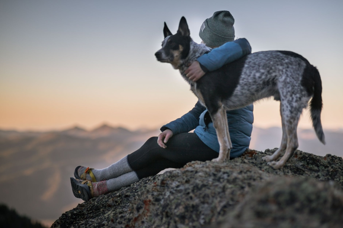 donna con cane in montagna