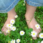 piedi scalzi nell'erba