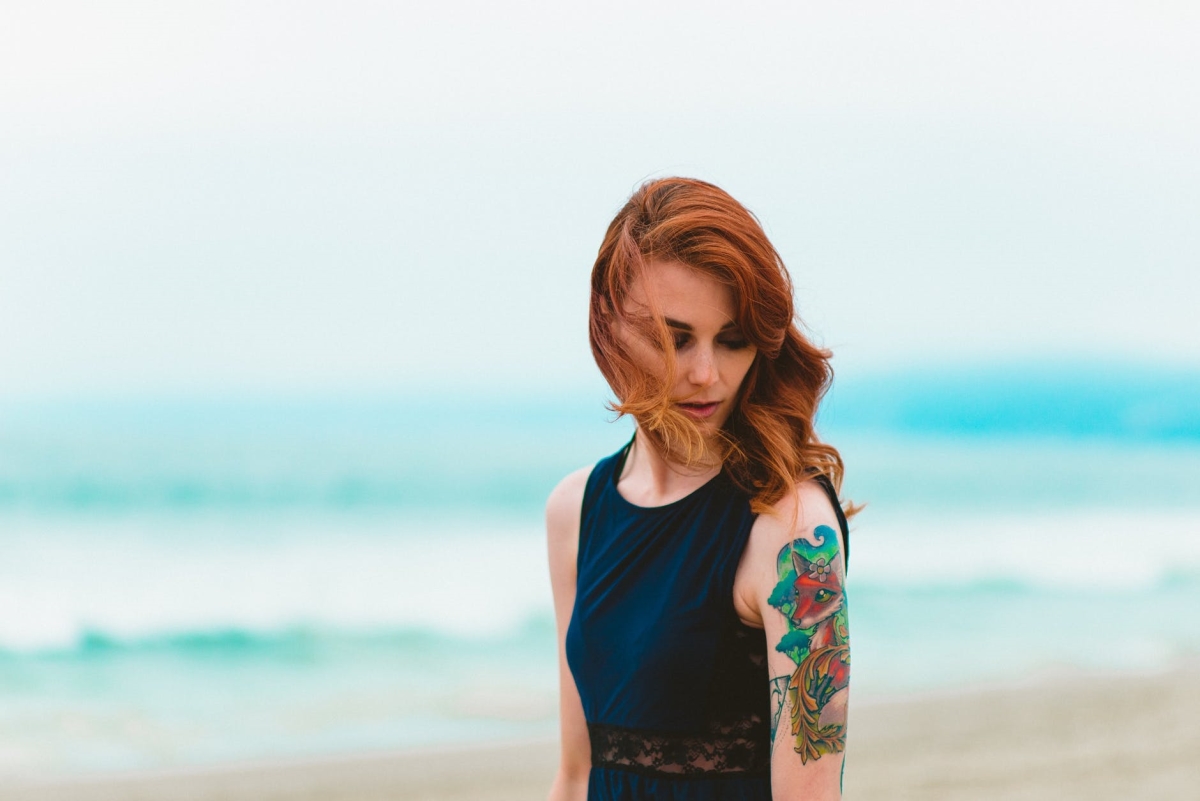 donna con un tatuaggio sul braccio