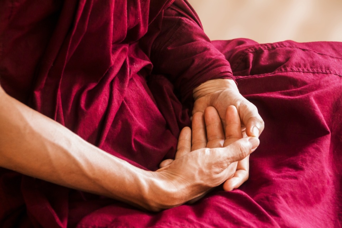 mani di un monaco buddista
