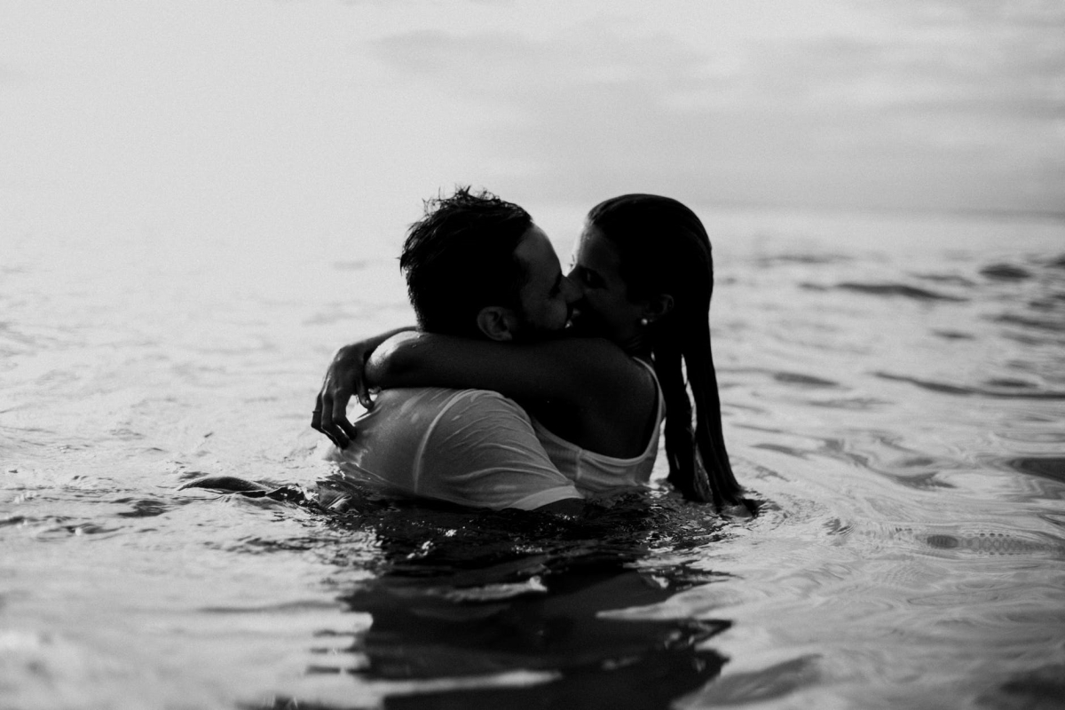 coppia in mare che si bacia