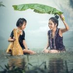 donne in un fiume mentre piove