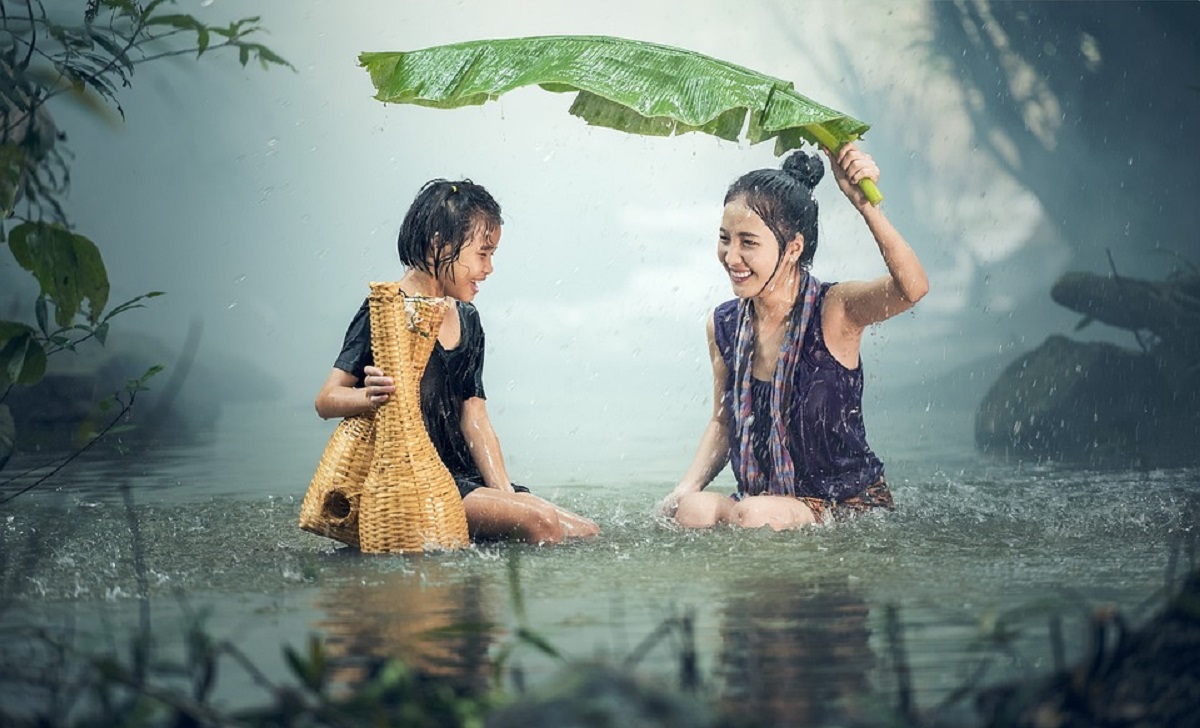 donne in un fiume mentre piove