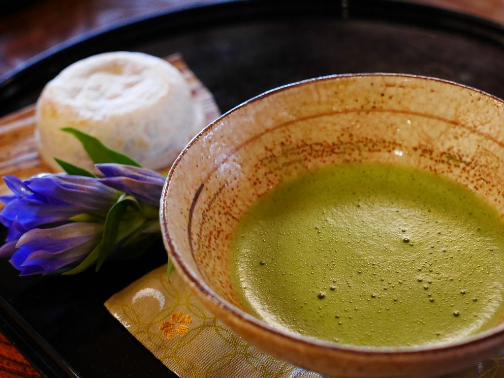 Chawan, (茶碗) la tazza al cui interno è stato posto il chakin, (茶巾) la piccola pezza bianca di lino utilizzata per asciugare la tazza dopo averla lavata e sopra questa vi è il chasen (茶筅), il frullino in bambù per mescolare il tè in polvere con l'acqua bollente e, sul bordo destro della tazza vi è il chashaku (茶杓), il cucchiano in bambù per raccogliere il tè in polvere dal suo contenitore, il chaki (茶器)