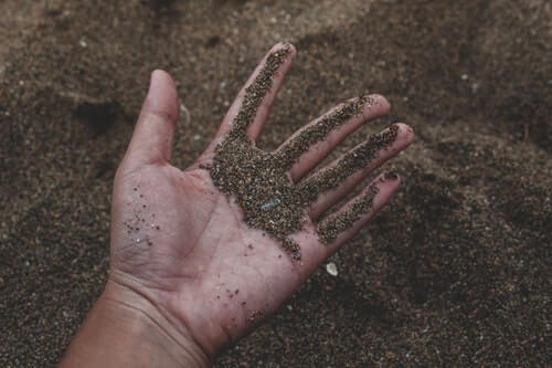 scavare con le mani