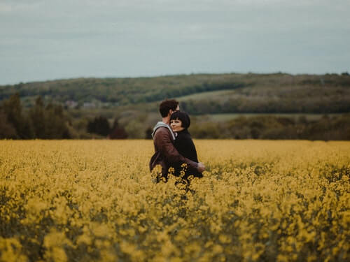 campo-coppia-felice-natura-fiori-gialli