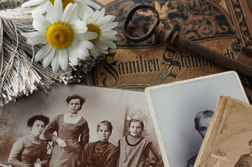 vecchie-foto-di-famiglia-in-bianco-e-nero-con-fiore