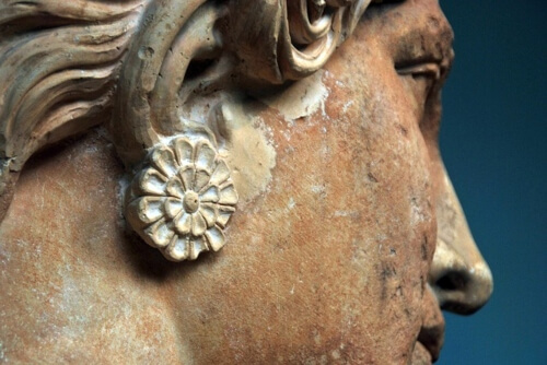 stauta-in-marmo-della-grecia-antica-donna-con-orecchino