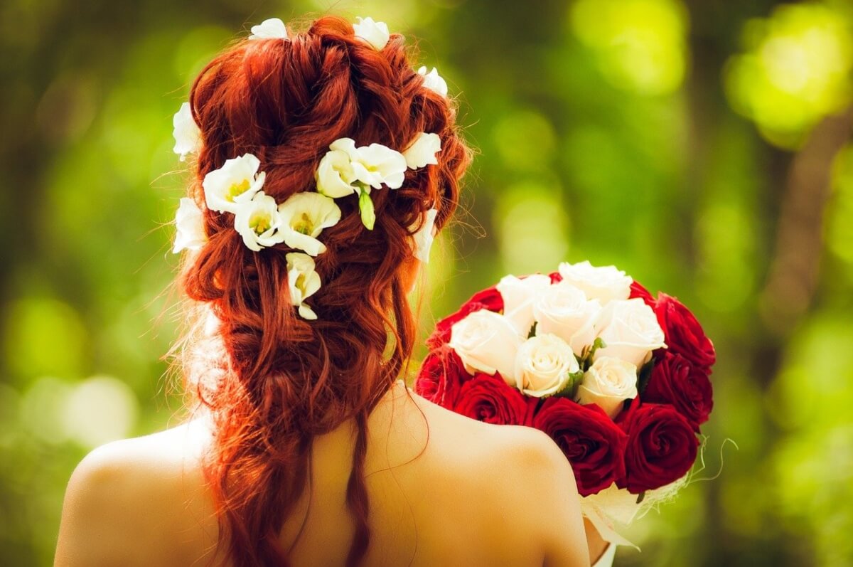sposa-di-maggio-con-bouquet-di-rose-bianche-e-rosse