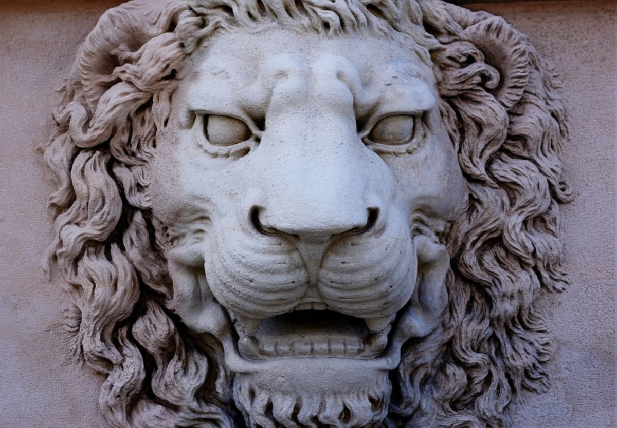 statua di marmo di un leone