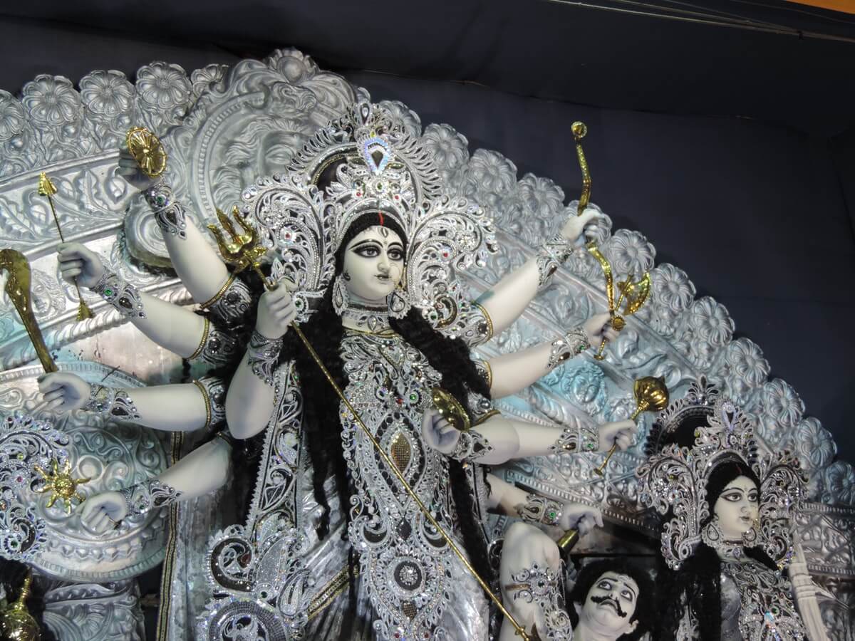 Navaratri-statua-di-duraga-puja-in-India