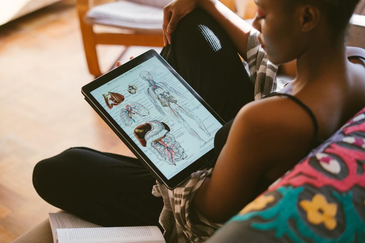 leggere-un-libro-di-anatomia-umana-sul-tablet