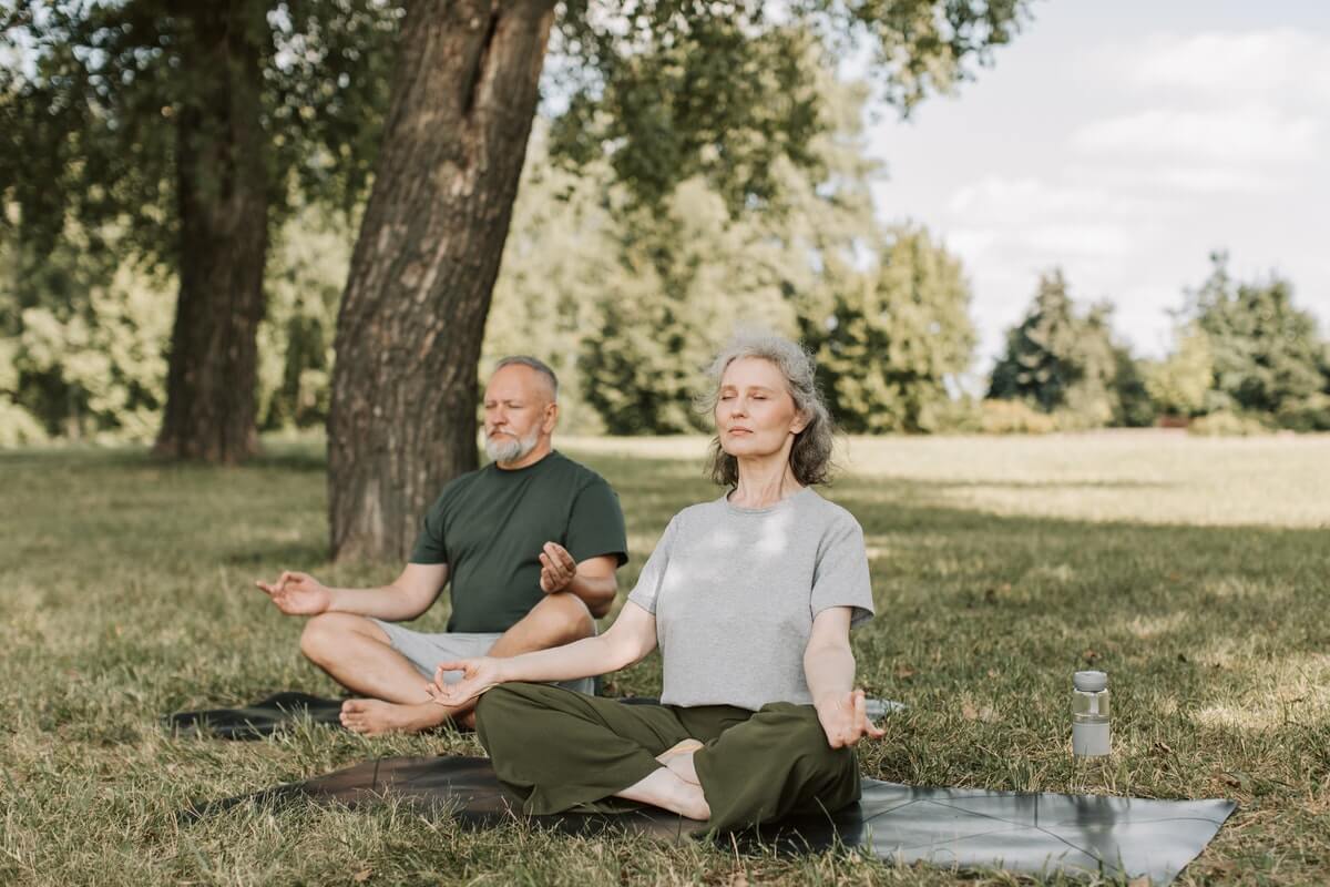 coppia-di-anziani-in-meditazione-al-parco
