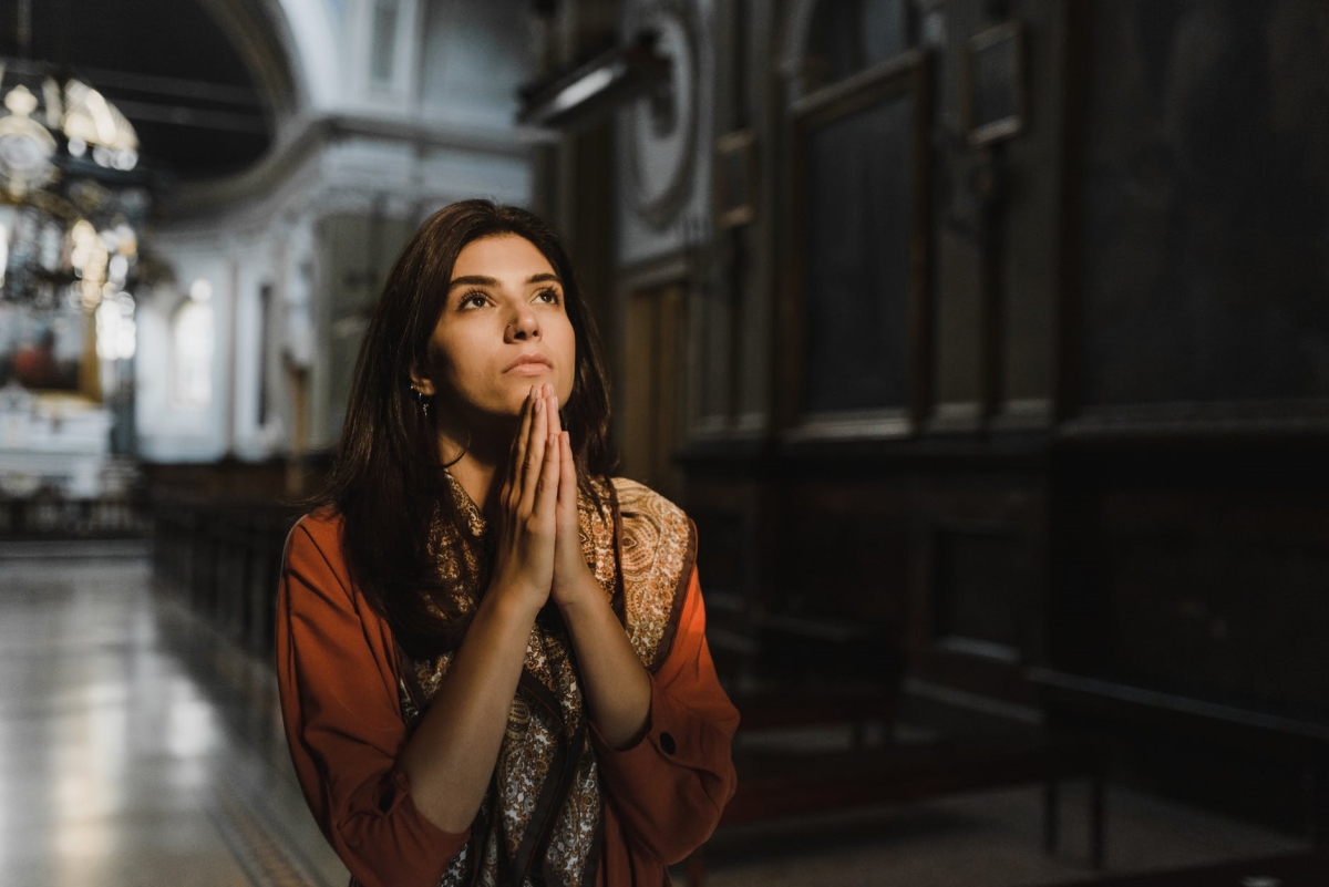 donna che prega in una chiesa