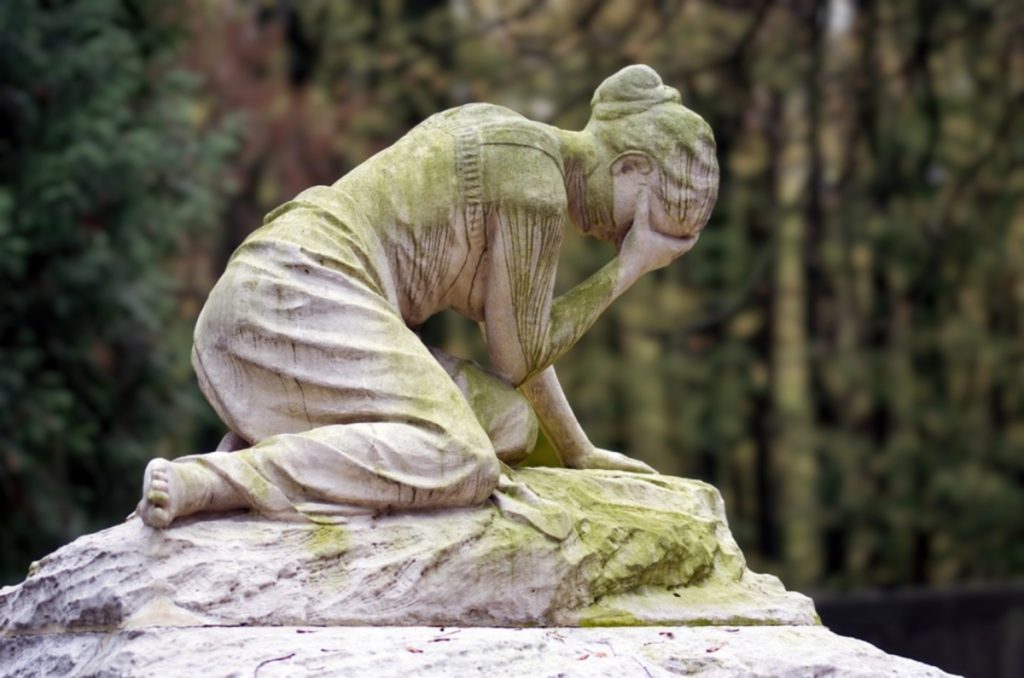 statua di donna piangente