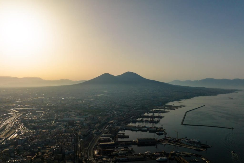 Meraviglioso panorama di Napoli con Vesuvio in sottofondo