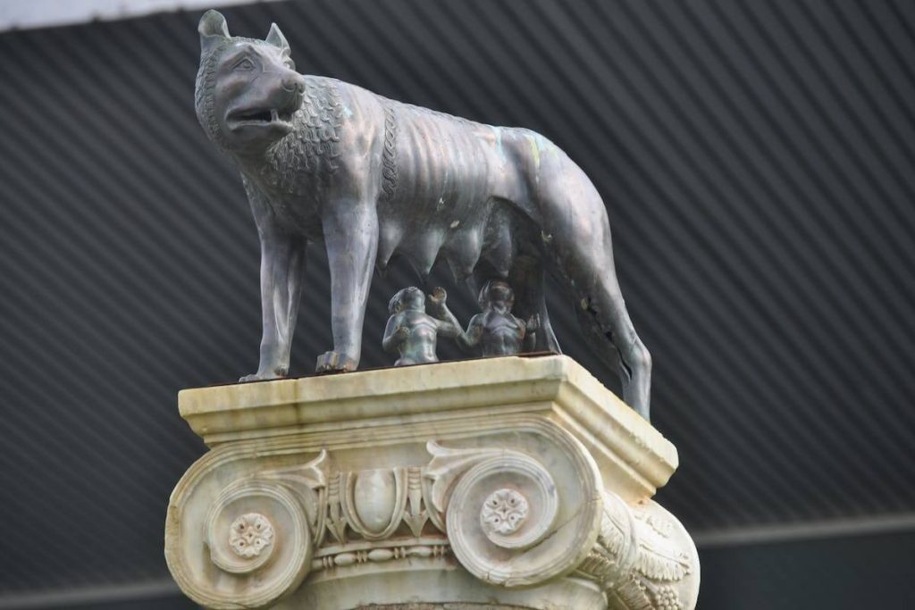 Statua della Lupa di Roma che allatta Romolo e Remo bambini