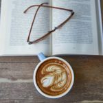 Libro, caffè e occhiali